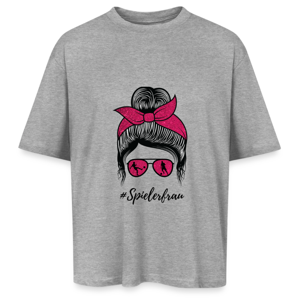 Graues T-Shirt mit Illustration einer Frau mit pinker Schleife und Sonnenbrille, in deren Gläsern sich Fußballspieler spiegeln, dazu „#Spielerfrau“.