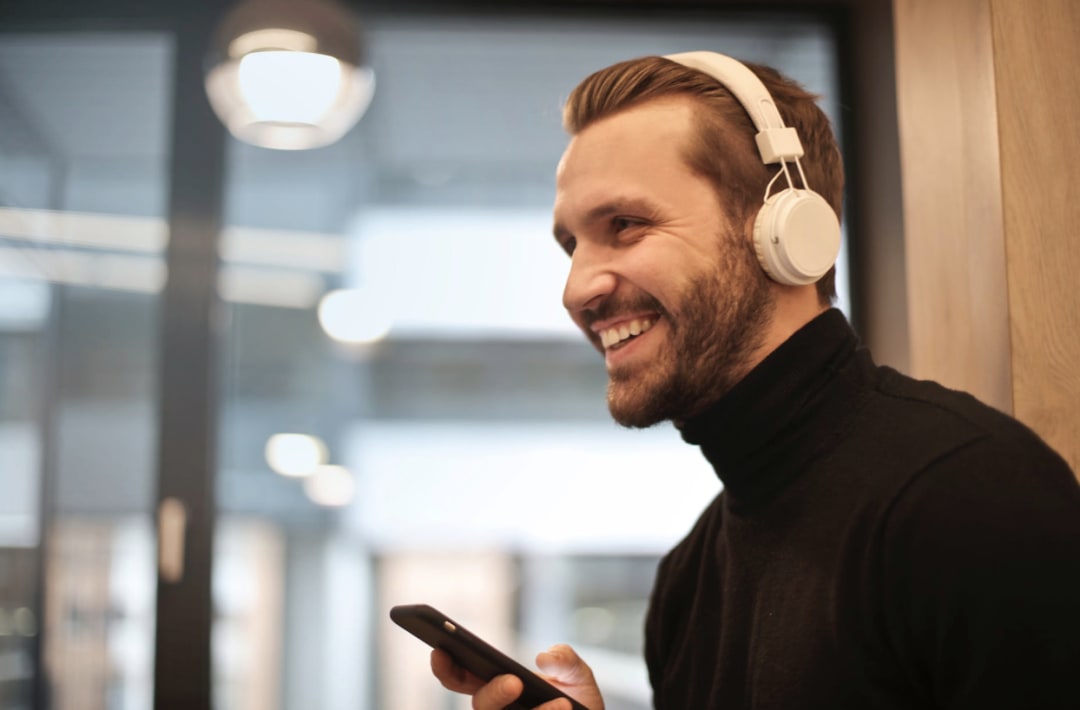 Un hombre escuchando audio digital