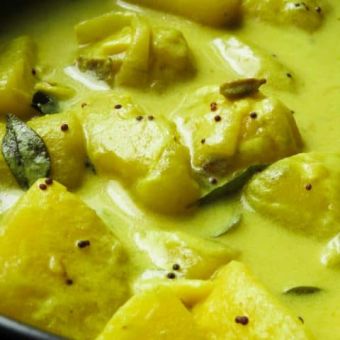 POTATO WHITE CURRY WITH ROAST PAAN