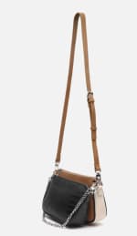 Bolso bandolera con compartimento extraíble y estampado animal print por 9€