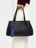 Bolso Tote liso con colgante por 12.99€