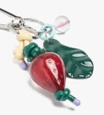Parfois Llavero con charm y abalorio de fresa por 7.99€.