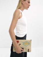 Bolso de mano de efecto rafia con estampado étnico por 7.99€