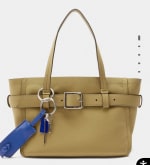 Bolso Tote con cinturón y colgante por 12.99€.