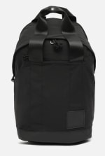 Mochila en nylon con bolsillo para portátil 14" por 15€.