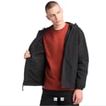 Coupe-vent à capuche Timberland à 160€