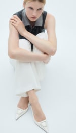 Zapato de tacón destalonado con detalle por 11.99€