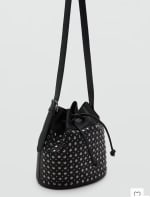 Bolso Bucket Tachuelas por 17.99€.
