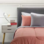 Set Plumón Bicolor + 2 Cojines CASANOVA 2 Plazas Coral Gris $13.950 Solo en abc.cl