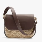 Parfois Bolso Bandolera de rafia con solapa por 15.99€.