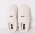 Zapatillas casa mercedita pelo blancas por 8.99€.