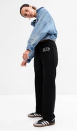 Pantalón de Buzo GAP Logo Recto Mujer Negro por $24.990 en GAP Chile