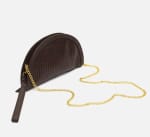 Bolso de fiesta en media luna trenzado con asa bandolera extraíble color marró por 9€