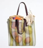 Bolso Shopper de rejilla por 9.99€.