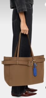 Bolso shopper con cinturón y colgante por 15.99€.