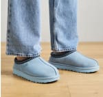 UGG Instappers 'Tasman II' in Pastelblauw voor €55,96 dmv code bij Zalando