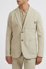 Guess Chaqueta col tailleur beige por 19.50€.