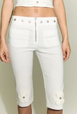 Pantalón capri con botones decorativos por 3.99€