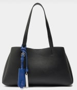 Parfois Bolso Tote liso con colgante por 9.99€.