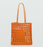 Bolso shopper fibra natural calado por 11.99€.
