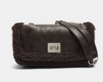 Parfois Bolso de fiesta efecto pelo por 7.99€.