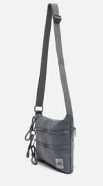 Bolso Bandolera pequeño en nylon ed. por 10€.