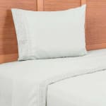 Juego de Sábanas Liso Plumetti 1,5 Plazas Broderie Celeste por $14.990 en Líder