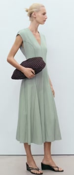 Vestido cuello pico costuras por 7.99€