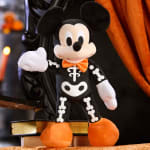 Peluche mediano Mickey Mouse o Minnie esqueleto, Halloween (36 cm) por 9€