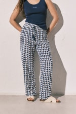 Women'Secret Pantalón estampado geométrico por 8.99€.