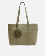 Bolso shopper grande con detalle colgante por 16€