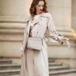 Bolso bandolera de piel sintética con 3 compartimentos y correa extraíble por 5.99€