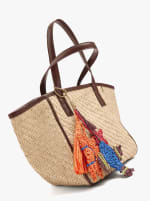 Parfois Bolso Tote efecto rafia con penduro por 12.99€.