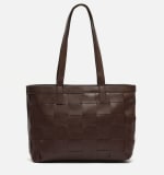 Bolso shopper trenzado marrón por 15€.