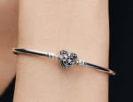 Kosmische bangle met hartsluiting Sterling zilver voor €25 bij Pandora