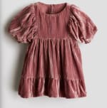 Vestido de niña, en terciopelo arrugado. $10.493. Disponible en H&M, Chile