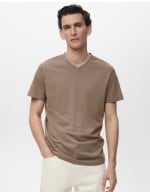Camiseta cuello pico para hombre por 5.99€.