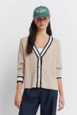 Cardigan trenzado beige por 17.99€.