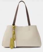 Bolso Tote liso con colgante por 12.99€.