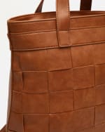 Mochila trenzada camel por 15€.