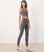 Adidas Leggings azul pizarra con cinturilla cruzada por 11.05€.