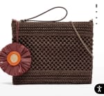 Bolso de mano sobre efecto rafia por 9.99€.