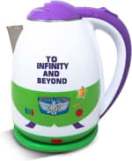 TOY STORY Disney Tetera Eléctrica 1.8 L 1100 W por $295 en Amazon