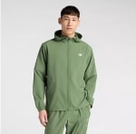 Veste New Balance Sport Woven - tissu léger, coupe sport à 35€