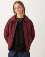 ASOS DESIGN chaqueta acolchada burdeos solapas por 18.49€.