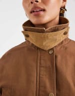 Chaqueta marrón galleta cintura entallada ASOS DESIGN por 17,99€