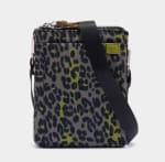 Bandolera con varios compartimentos y cierre de cremallera con estampado 12.99€