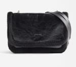 Bolso de hombro con cadena y efecto pelo por 7.99€.