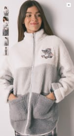 Bata midi tejido borreguito lurex Stitch por 19.99€.