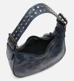 Bolso de hombro con asa regulable y detalles metálicos por 8.10€.